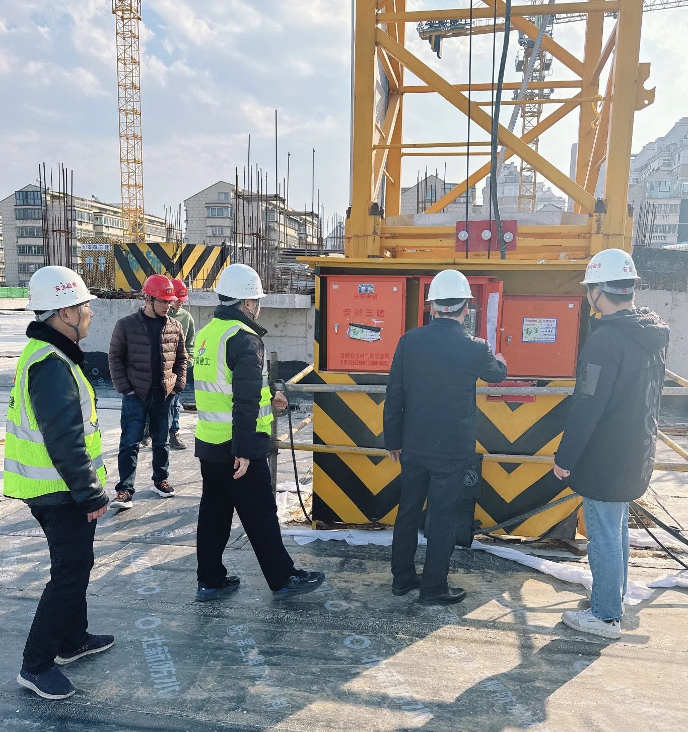 2月18日，一分公司領(lǐng)導(dǎo)帶隊(duì)對(duì)王衛(wèi)片區(qū)城市更新總承包項(xiàng)目施工現(xiàn)場(chǎng)臨時(shí)用電、大型設(shè)備、安全防護(hù)等情況進(jìn)行了深入檢查，并對(duì)下一步計(jì)劃及要求作出詳細(xì)安排，要求項(xiàng)目全員、全面、全力進(jìn)入工作狀態(tài)，以開工即決戰(zhàn)的心態(tài)，抓實(shí)抓細(xì)安全、質(zhì)量管理，強(qiáng)控風(fēng)險(xiǎn)，明確目標(biāo)任務(wù)，確保項(xiàng)目按計(jì)劃節(jié)點(diǎn)順利推進(jìn)。.png