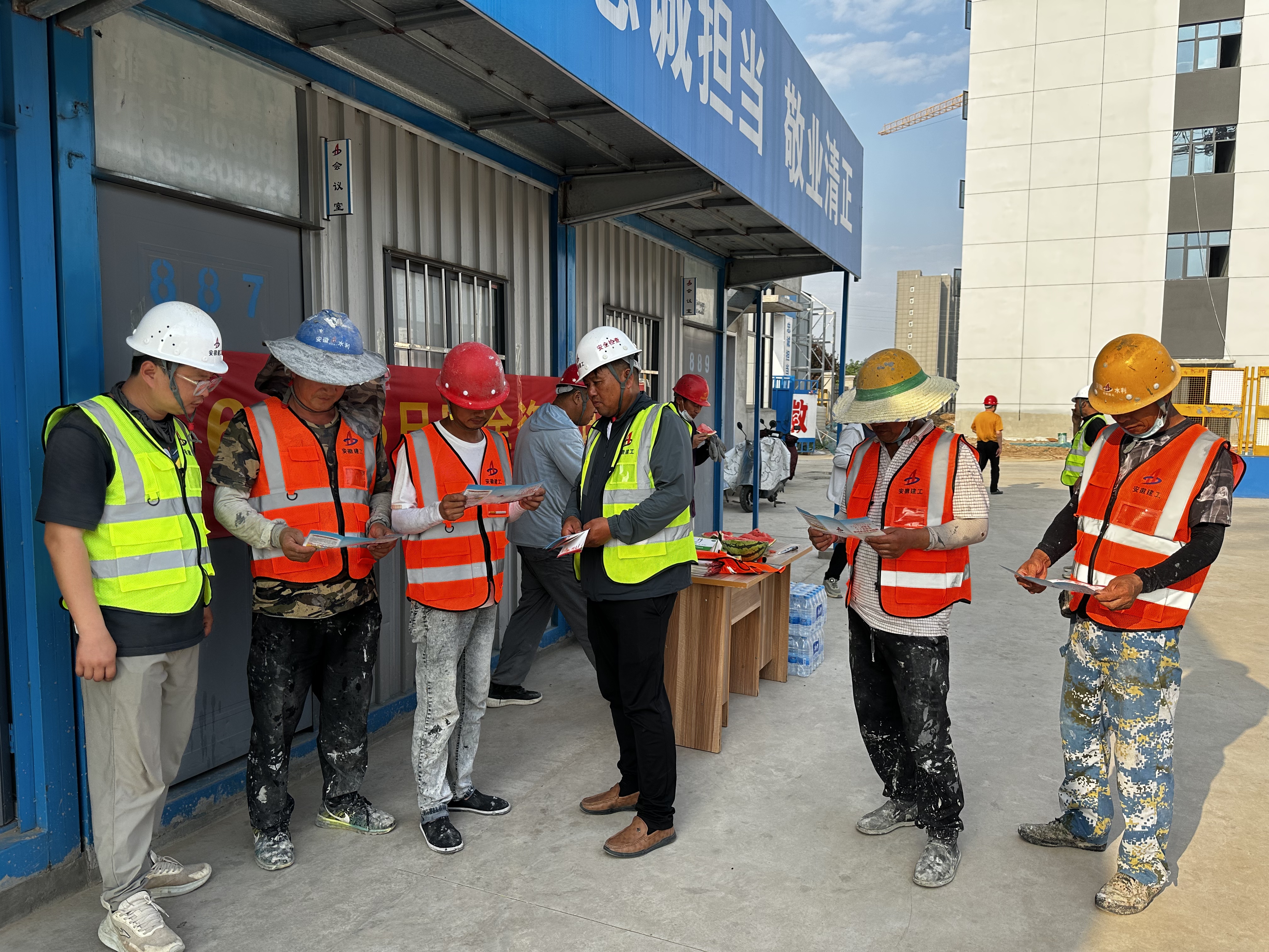 發(fā)放降溫醫(yī)藥品及安全手冊(cè) (2).jpg 發(fā)放降溫醫(yī)藥品及安全手冊(cè) (2).jpg